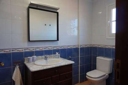 suite bathroom