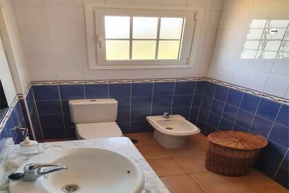 suite bathroom