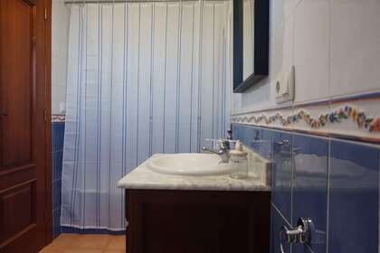 suite bathroom
