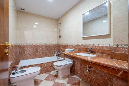 suite bathroom